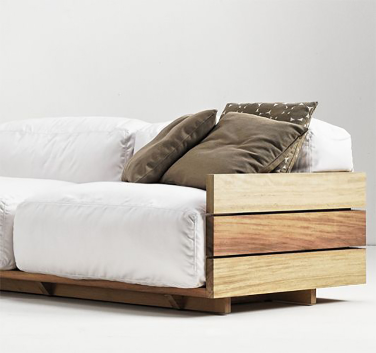 Самодельный диван. Диван из массива дерева. Диван на деревянном каркасе раскладной. Деревянный диван с подушками. Стильные деревянные диванчики.